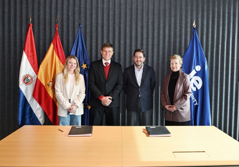 La Universidad San Carlos firma alianza académica con IE University de España